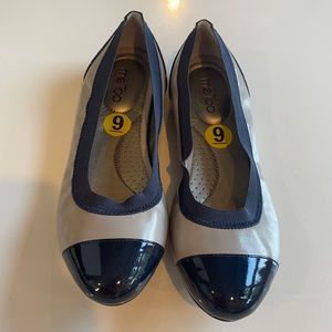 NWOB Gray/Navy Me Too Flats